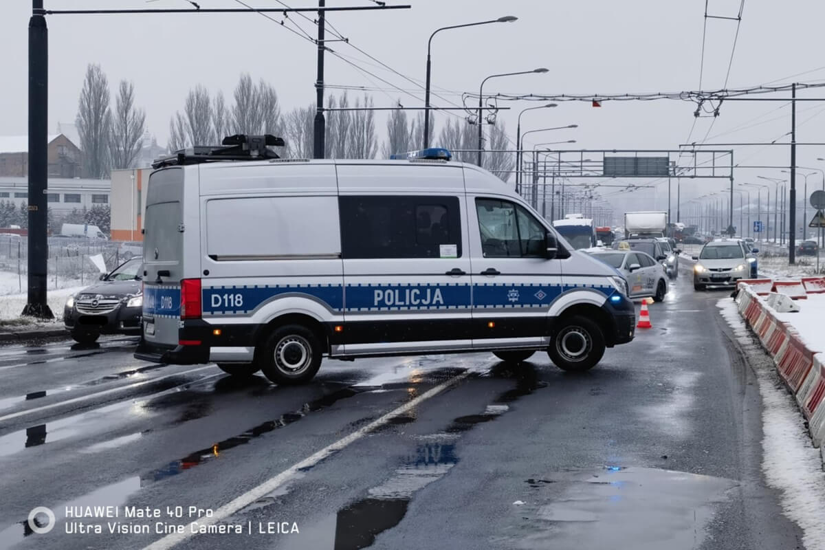 Zderzenie volvo z audi na skrzyżowaniu al. Unii Lubelskiej z ul. Zamojską w Lublinie