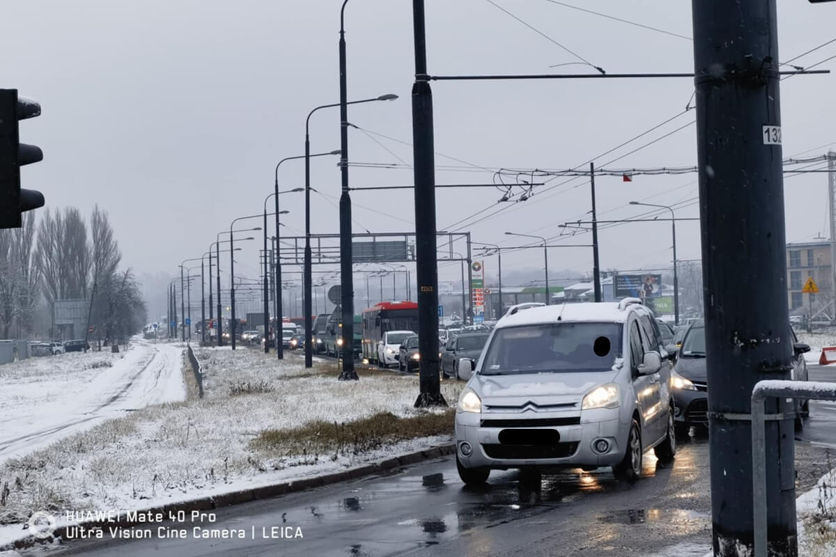 Zderzenie volvo z audi na skrzyżowaniu al. Unii Lubelskiej z ul. Zamojską w Lublinie