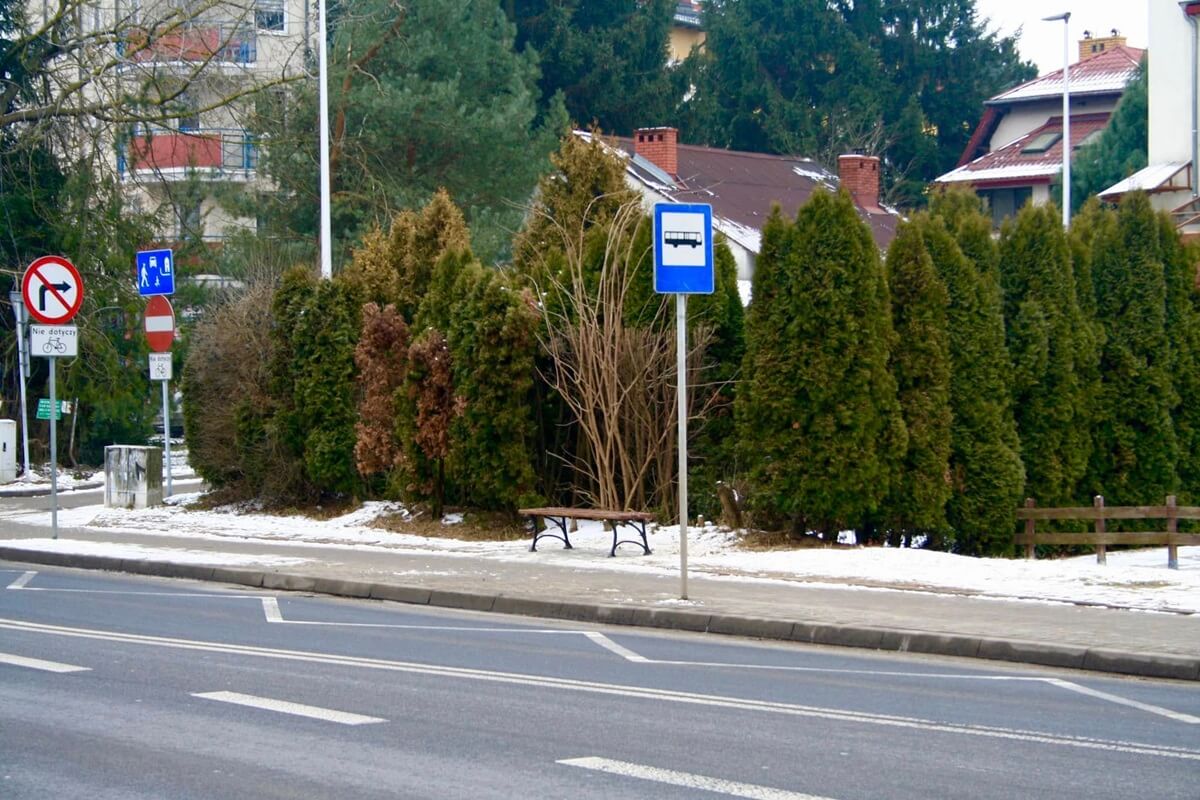 Znak przystanku i ławeczka przy al. Warszawskiej w Lublinie