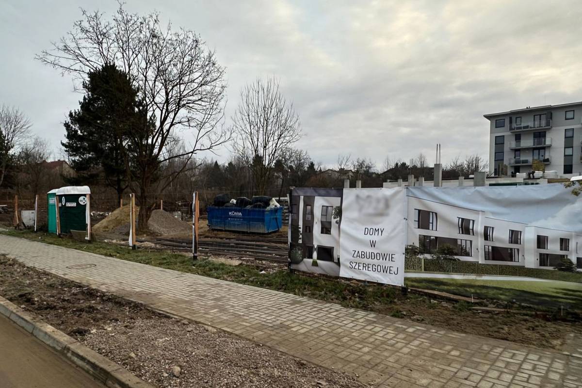 Zniszczone banery na ogrodzeniu inwestycji mieszkaniowej przy ul. Skowronkowej w Lublinie