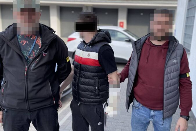 21-latek zatrzymany przez policję za brawurową jazdę i prowadzenie pojazdu mimo zakazu
