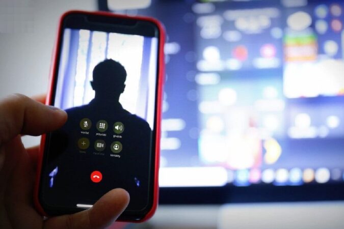 telefon w dłoni