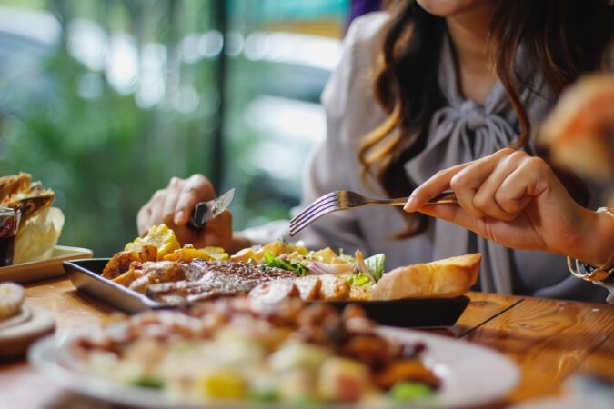 Kobieta jedząca obiad w restauracji