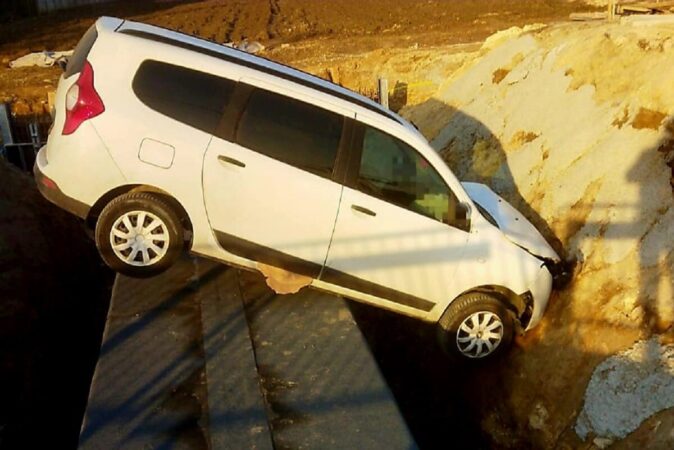 Dacia zawisła na betonowym przepuście