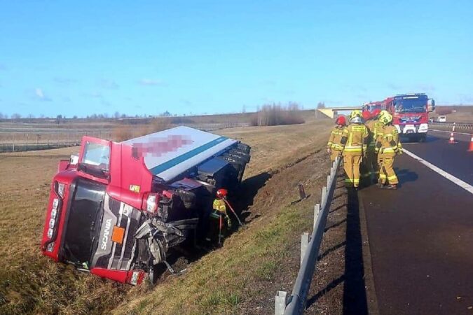 Tir wypadł z drogi na s12/s17