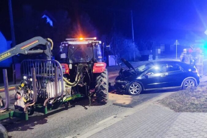 Samochód zderzył się z traktorem
