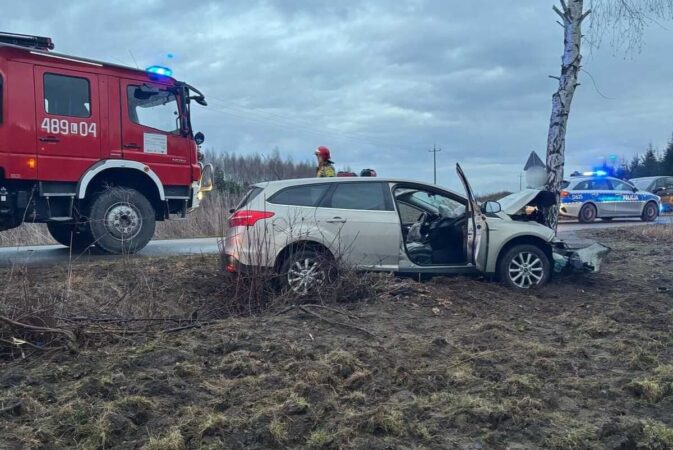 Samochód wypadł z drogi i uderzył w drzewo
