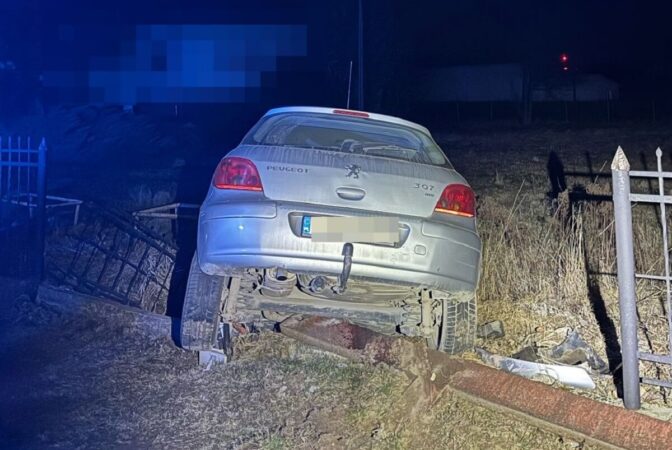 Peugeotem wjechał w ogrodzenie