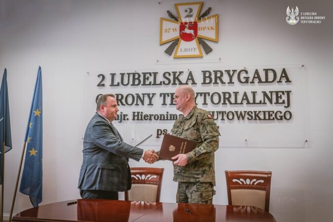 3 marca br. w siedzibie 2 Lubelskiej Brygady Obrony Terytorialnej im. mjr. Hieronima Dekutowskiego ps. „Zapora” w Lublinie, płk Zbigniew Krzyszczuk, dowódca brygady i pan Marcin Troć, dyrektor Regionalnego Zarządu Gospodarki Wodnej w Lublinie podpisali porozumienie o współpracy.