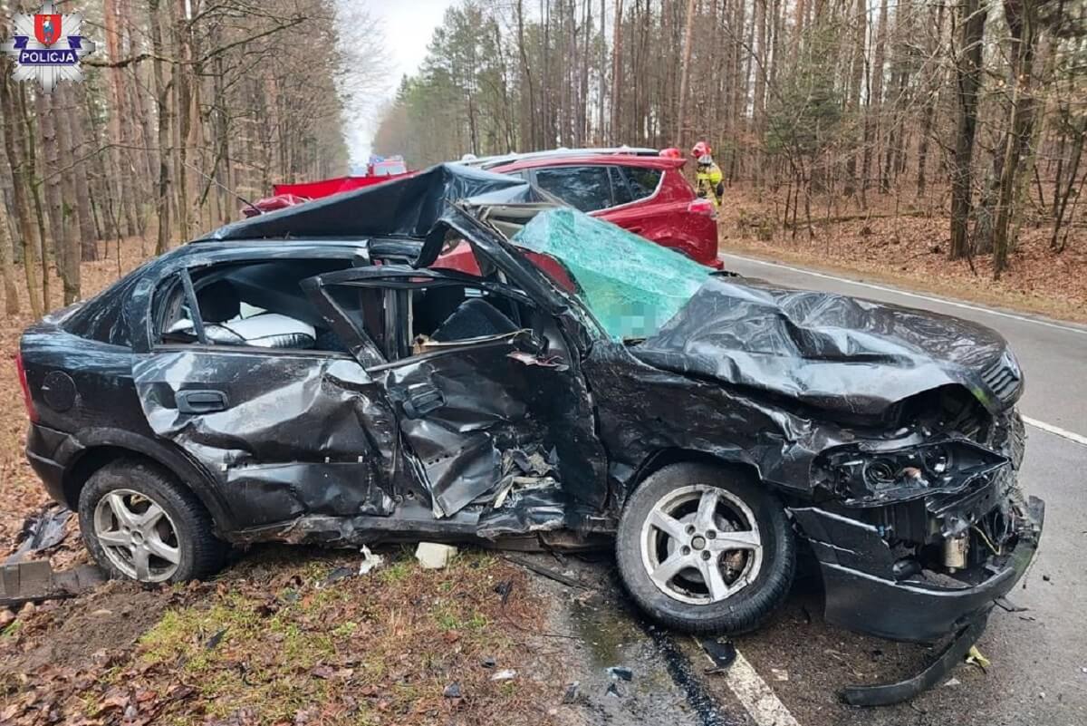 Zderzenie Opla i Toyoty. Kierująca Opla zmarła na miejscu zdarzenia mimo udzielonej szybko pomocy medycznej 2 Zmasakrowany Opel