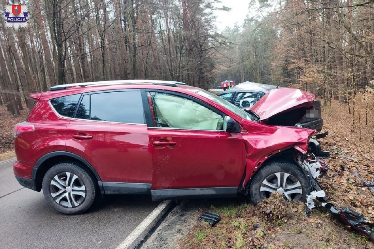 Zderzenie Opla i Toyoty. Kierująca Opla zmarła na miejscu zdarzenia mimo udzielonej szybko pomocy medycznej 1 Toyota, która zderzyła się z Oplem