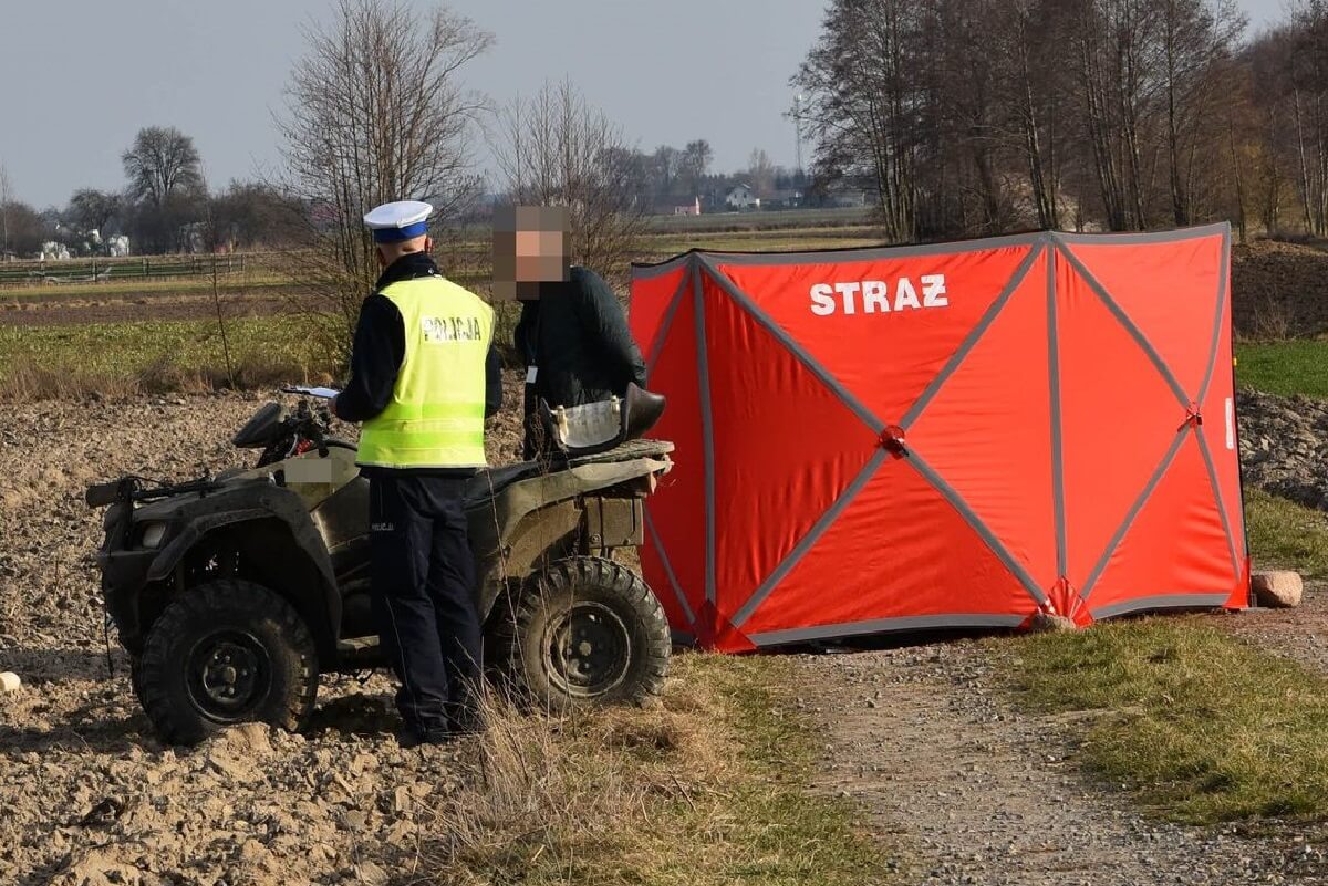 Mężczyzna z nieznanych przyczyn stracił panowanie nad quadem. Przewrócił się wraz z maszyną i zginął