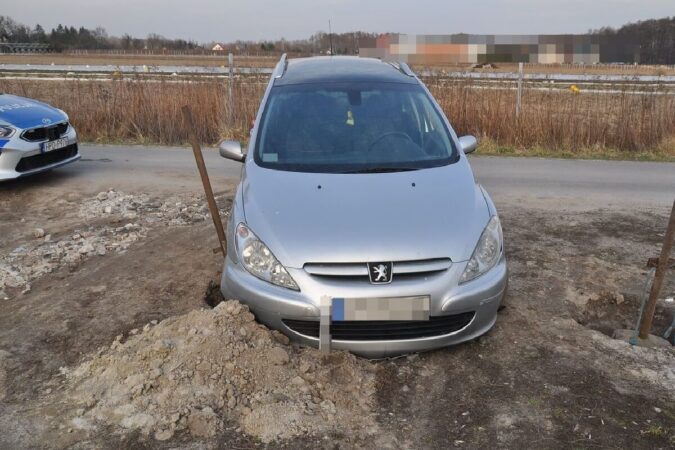 Kierowca Peugeota wjechał w ogrodzenie