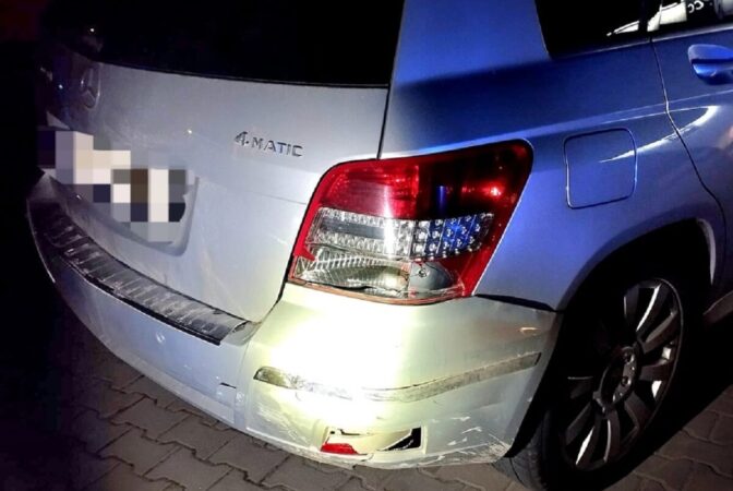 Kierowca Mercedesa wjechał w inny pojazd