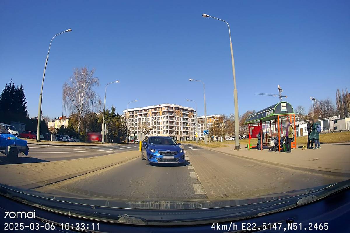 Pomylił pasy przed skrzyżowaniem, a cofając, staranował znak drogowy. Wszystko zarejestrowała kamera innego kierowcy 2 Kierowca kii jechał pod prąd na ul. Wojciechowskiej w Lublinie
