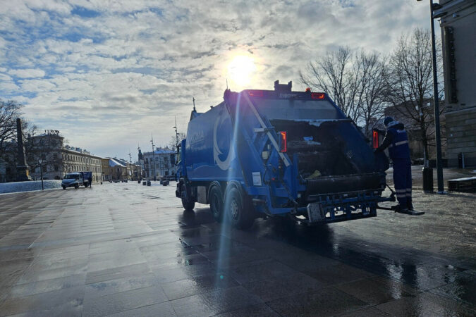 Kierowca śmieciarki firmy KOMA jadący na skróty przez Plac Litewski