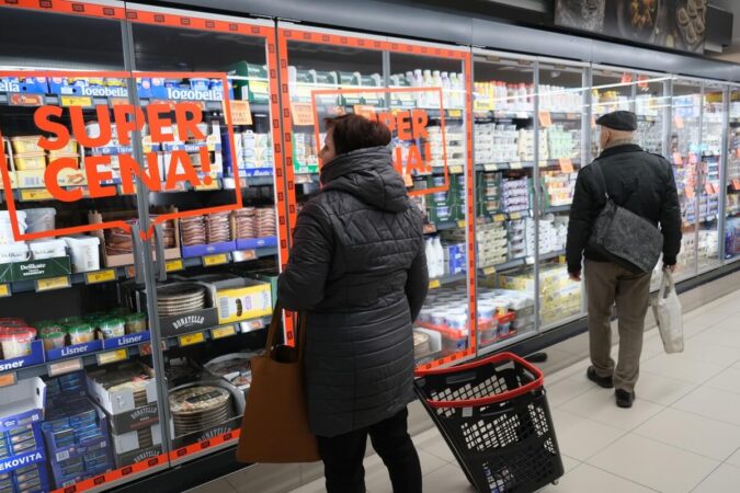 Klienci robiący zakupy w nowej Biedronce przy ul. Wieniawskiej w Lublinie