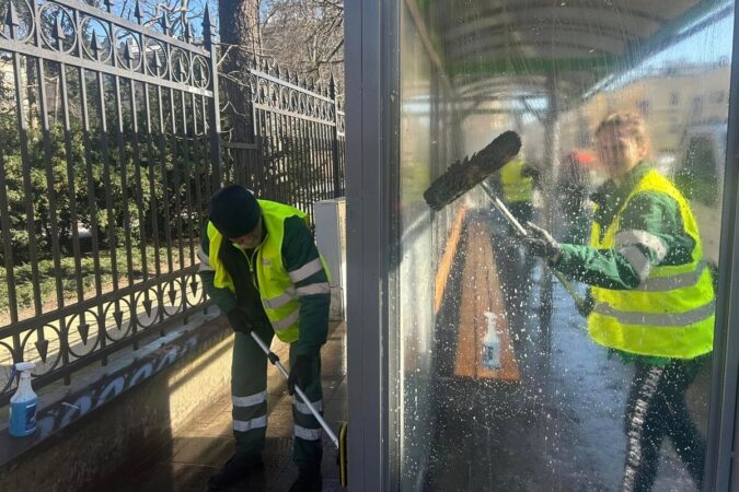 Pracownicy MPK Lublin myją przystanek autobusowy