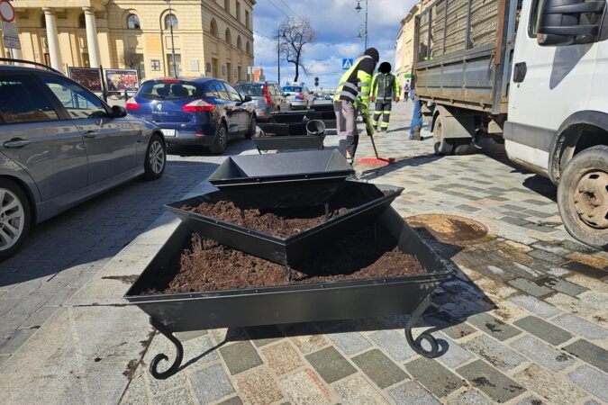 Nowe donice na kwiaty przed Bramą Krakowską