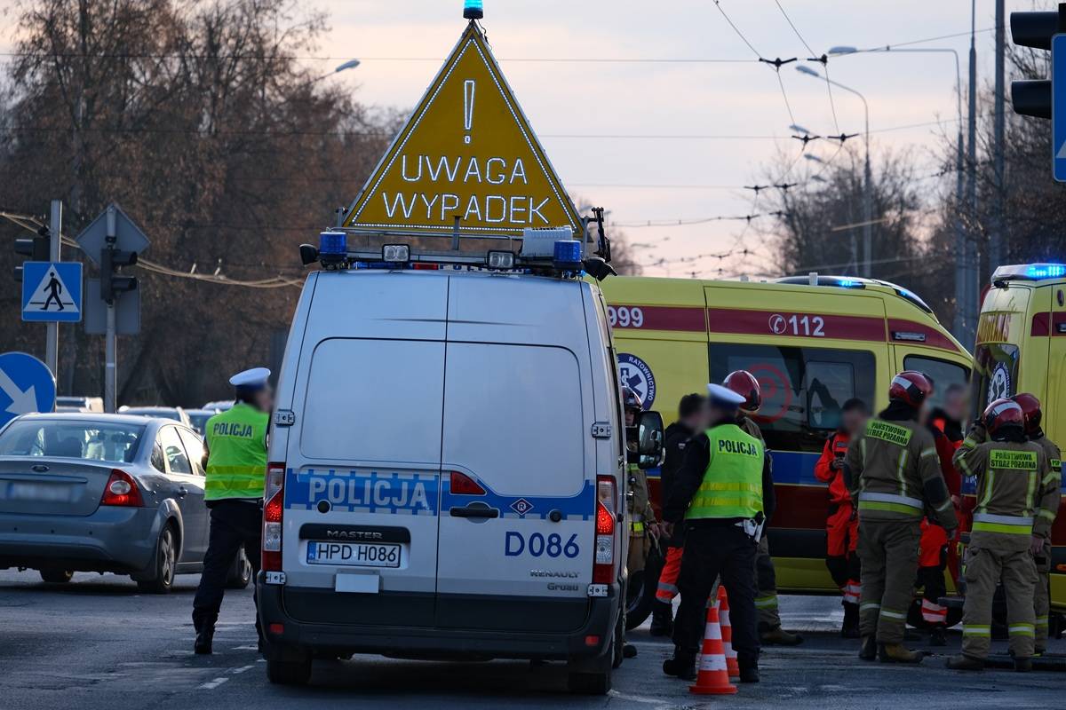 Zderzenie karetki pogotowia z taksówką na skrzyżowaniu al. Kraśnickiej z ul. Wojciechowską w Lublinie