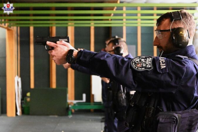 Policjanci na strzelnicy