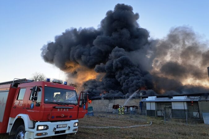 Pożar zakładu produkującego parafinę w Maniach koło Międzyrzeca Podlaskiego