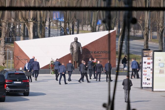Prezydent Andrzej Duda złożył kwiaty pod pomnikiem prezydenta Lecha Kaczyńskiego w Lublinie