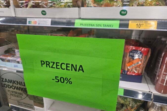 Przecenione o 50 proc. produkty z krótkim terminem ważności w Biedronce