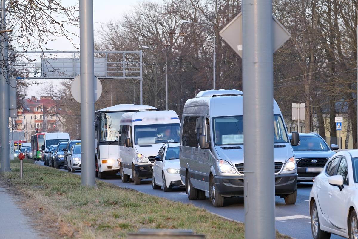 Samochody stojące w korku na al. Kraśnickiej