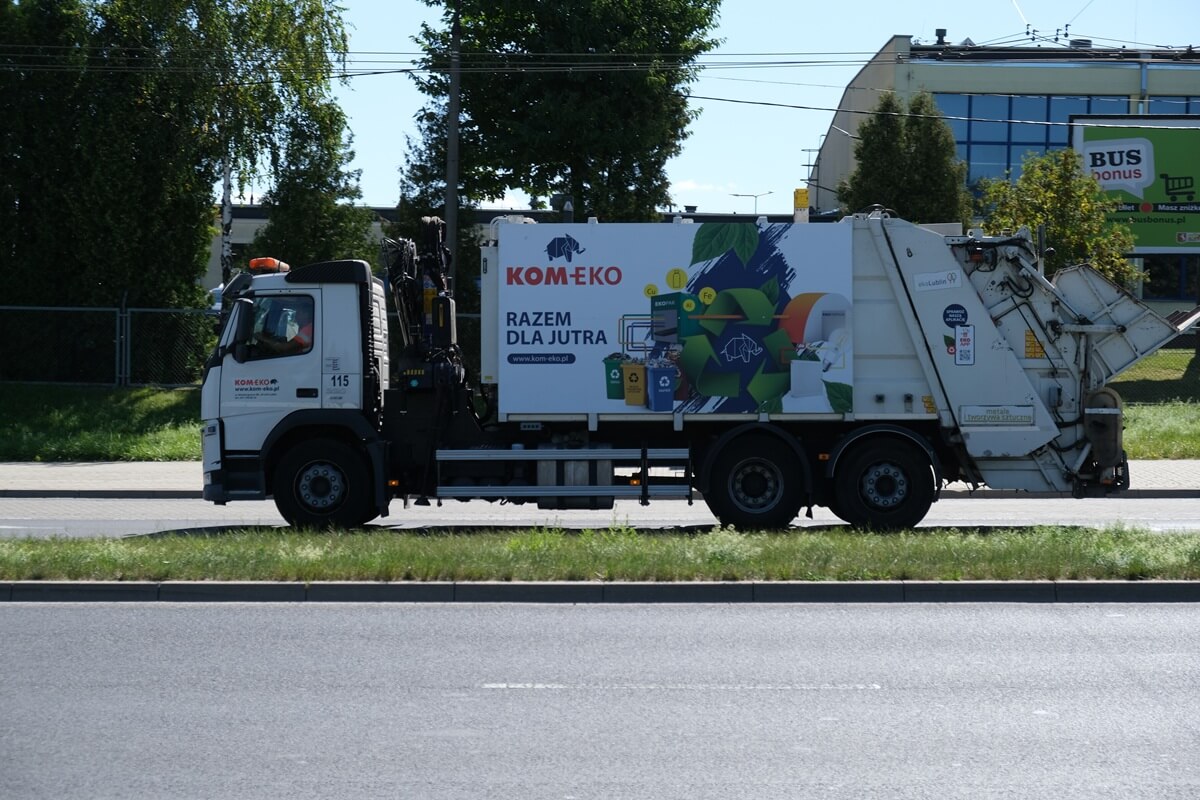 Groźny wypadek na terenie sortowni śmieci w Lublinie. Pracownik trafił do szpitala