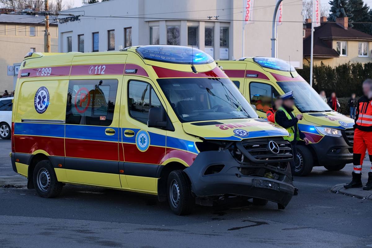 Zderzenie karetki pogotowia z taksówką na skrzyżowaniu al. Kraśnickiej z ul. Wojciechowską w Lublinie