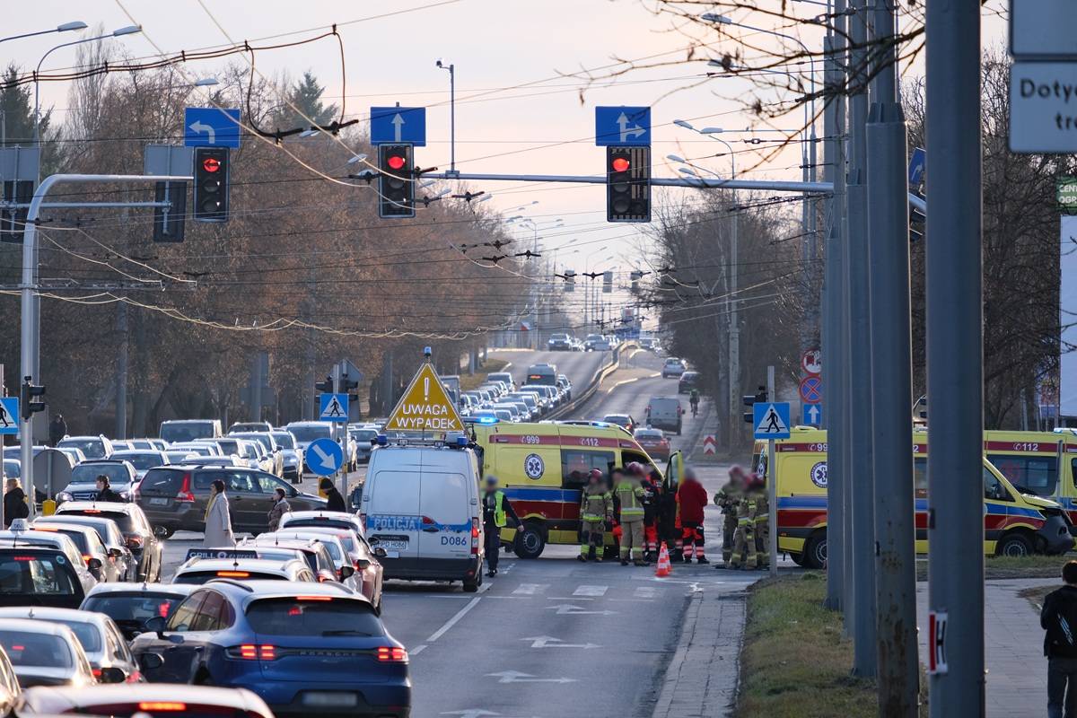 Zderzenie karetki pogotowia z taksówką na skrzyżowaniu al. Kraśnickiej z ul. Wojciechowską w Lublinie