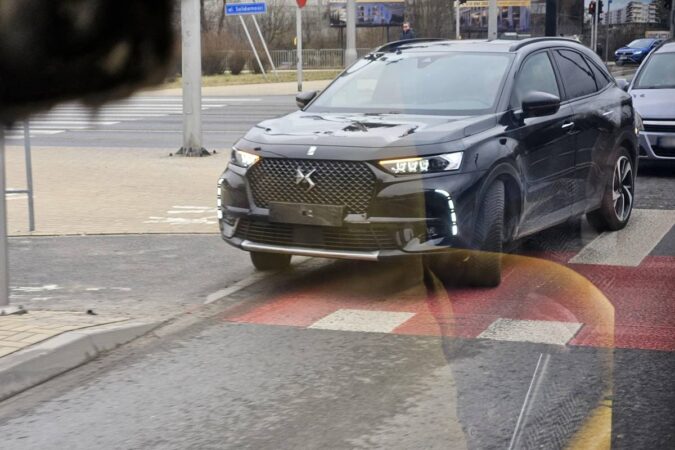 Zderzenie DS z volkswagenem na skrzyżowaniu al. Solidarności z ul. Prusa