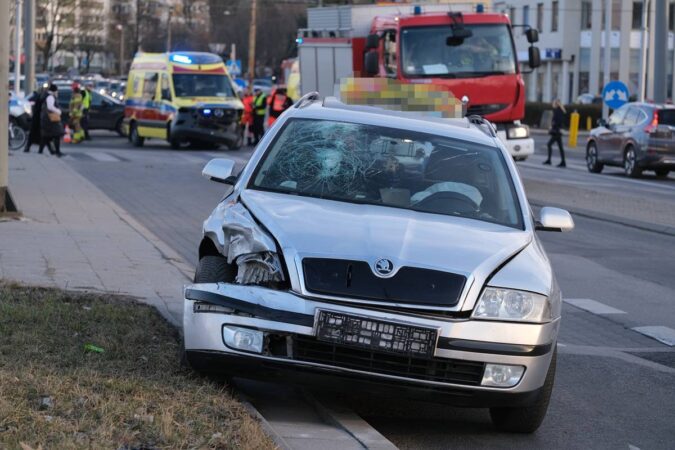 Zderzenie karetki pogotowia z taksówką na skrzyżowaniu al. Kraśnickiej z ul. Wojciechowską w Lublinie