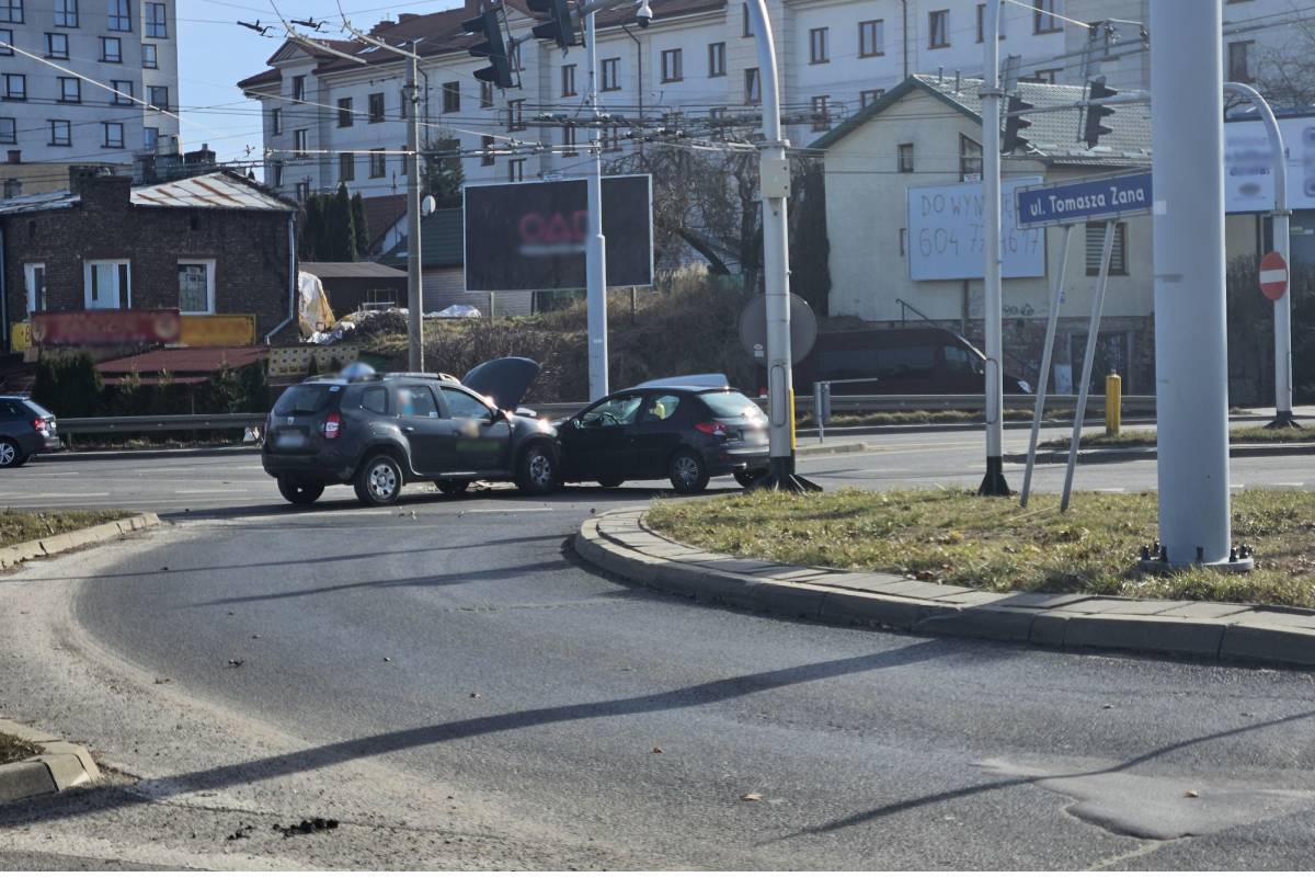 Zderzenie peugeota z dacią na skrzyżowaniu ul. Nadbystrzyckiej z Zana w Lublinie