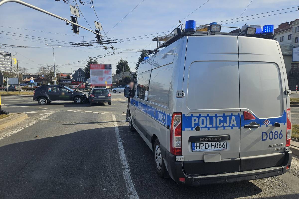 Zderzenie peugeota z dacią na skrzyżowaniu ul. Nadbystrzyckiej z Zana w Lublinie