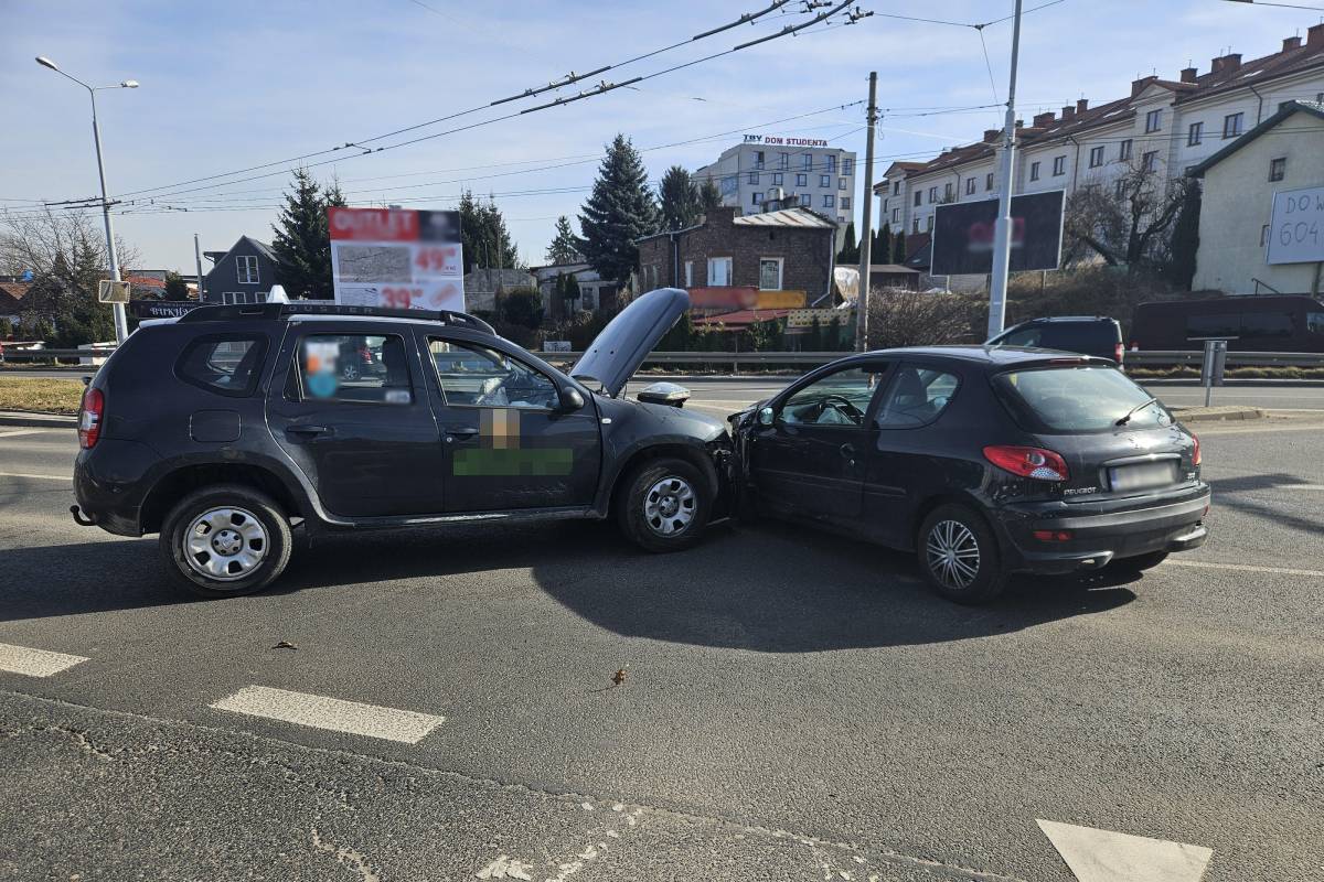 Zderzenie peugeota z dacią na skrzyżowaniu ul. Nadbystrzyckiej z Zana w Lublinie