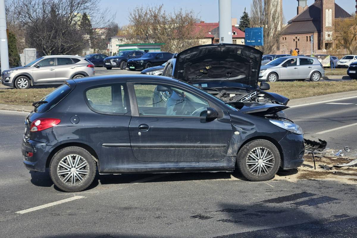 Zderzenie peugeota z dacią na skrzyżowaniu ul. Nadbystrzyckiej z Zana w Lublinie