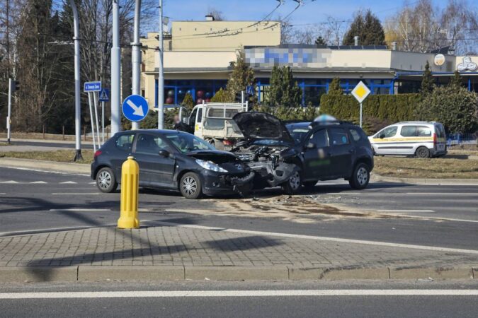 Zderzenie peugeota z dacią na skrzyżowaniu ul. Nadbystrzyckiej z Zana w Lublinie
