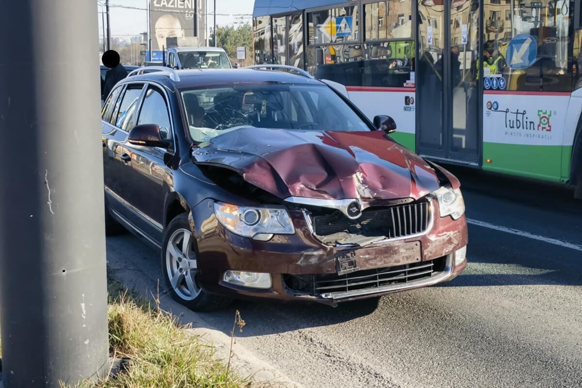Jeden z kierowców wjechał na skrzyżowanie na czerwonym świetle. Duże utrudnienia w ruchu na al. Unii Lubelskiej [ZDJĘCIA]