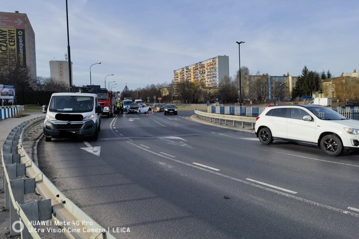 Zderzenie toyoty z citroenem na rondzie przy Makro