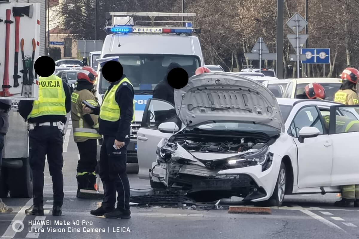 Zderzenie toyoty z citroenem na rondzie przy Makro