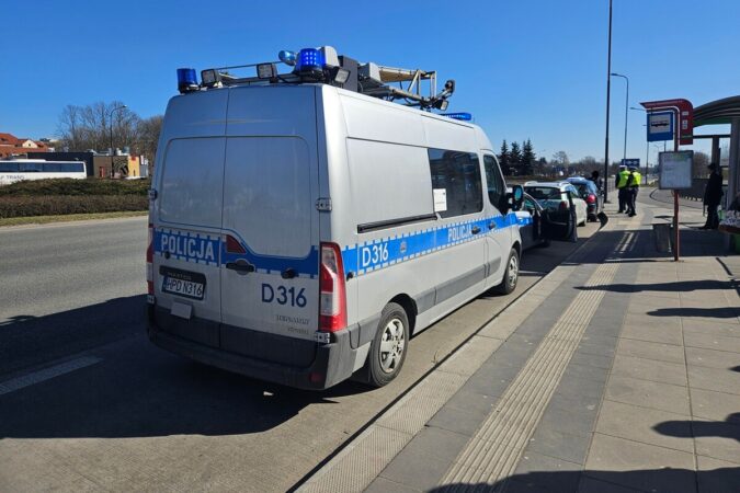 Zderzenie toyoty z peugeotem na rondzie Dmowskiego